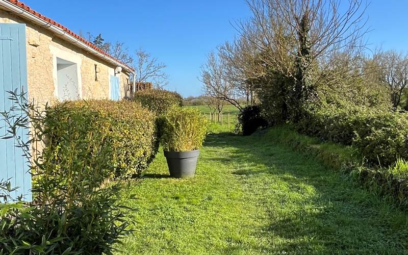 Accés des gîtes côté prairie