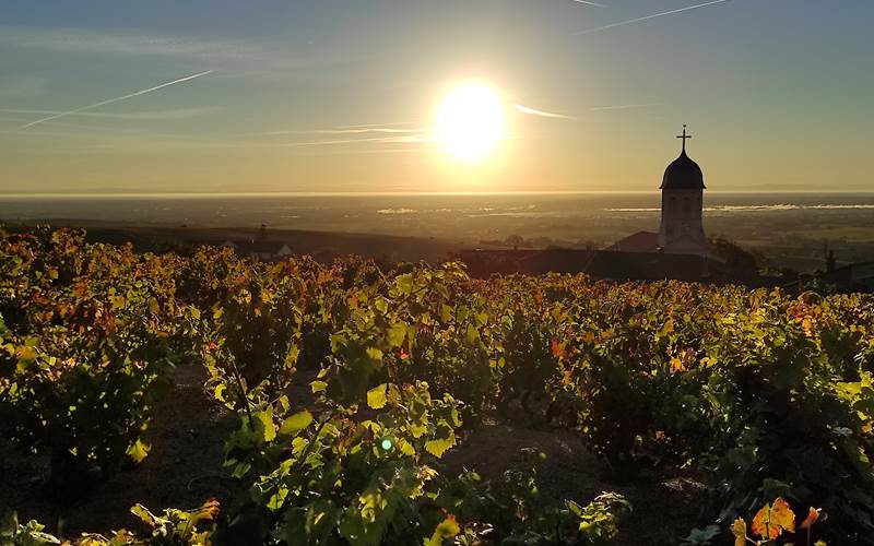 Lever de soleil sur le clocher de chiroubles