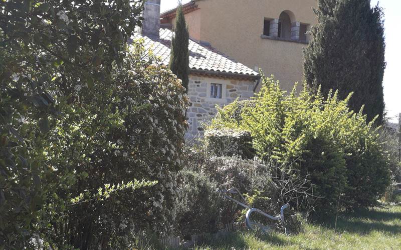 vue sur les monts d'Ardèche du gîte familial, gîte familial convivial et de regroupement d'amis en ardèche rhone alpes pde 16 à 24 personnes.