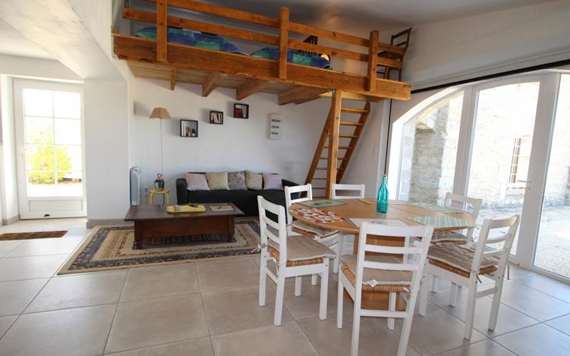 location gîte de groupe avec piscine au domaine Montloubier à Villeneuve de berg en ardèche et Rhône alpes  2 à 9 personnes