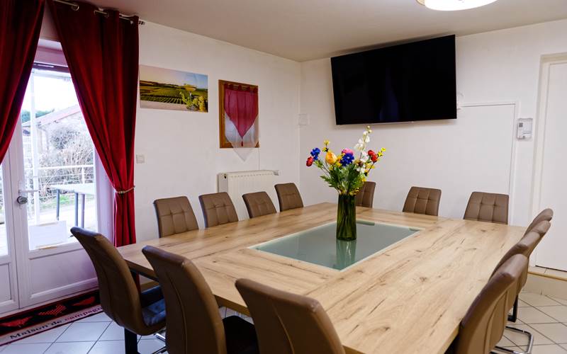 table conviviale pour 14 personnes