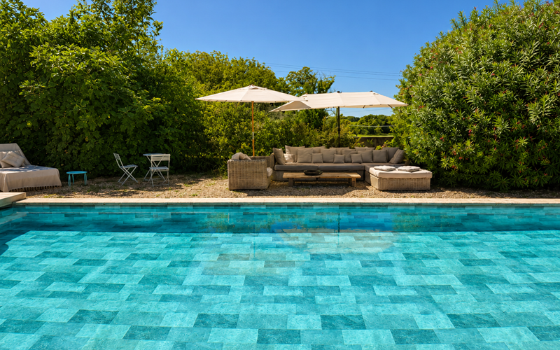 Une piscine généreuse entourée par la nature