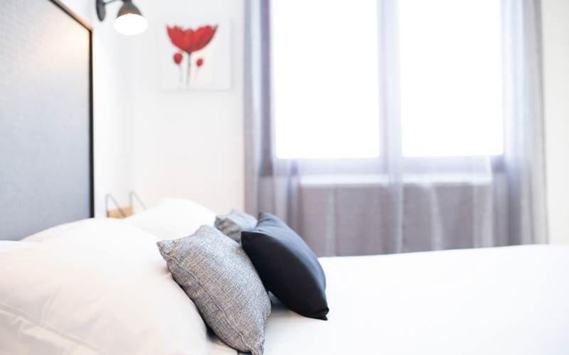 lit chambre coté piscine