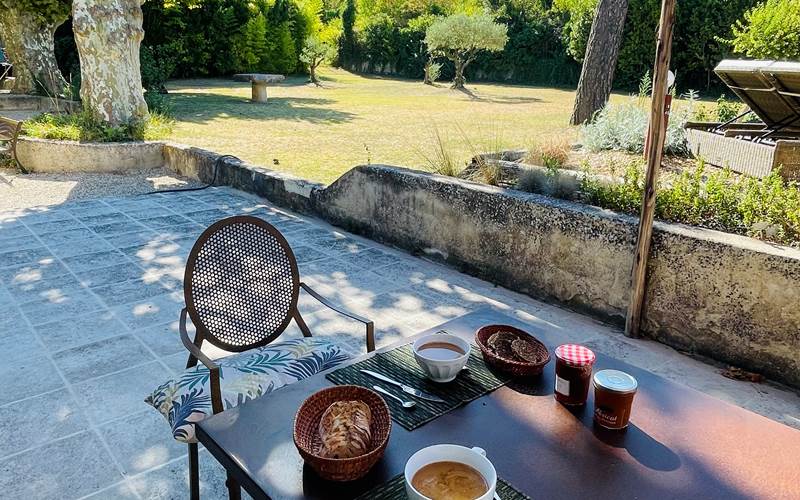 Le petit déjeuner sous l'ombrière côté orangerie
