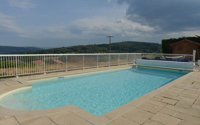 vue piscine et vallée dérrière