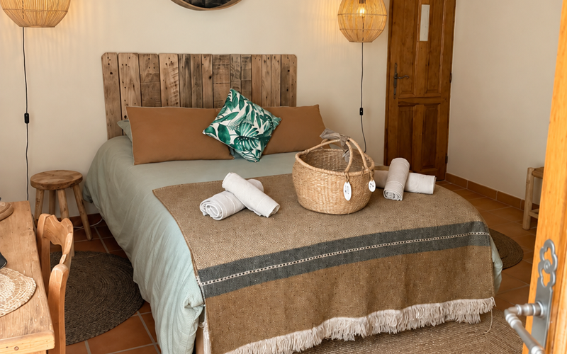 "Chambre Terre d'Ombre naturelle - Une atmosphère chaleureuse où bois, fibres naturelles et touches végétales composent un univers doux et singulier."