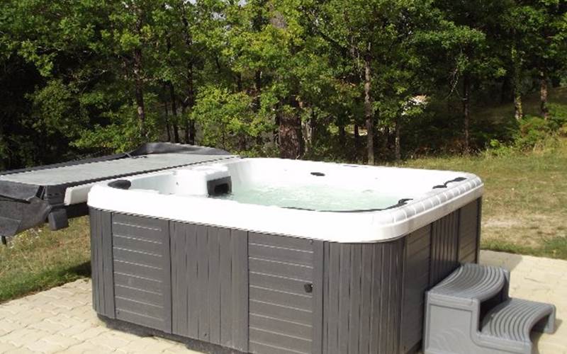 ETANG VALLIER RESORT JACUZZI VILLA HELEEN
