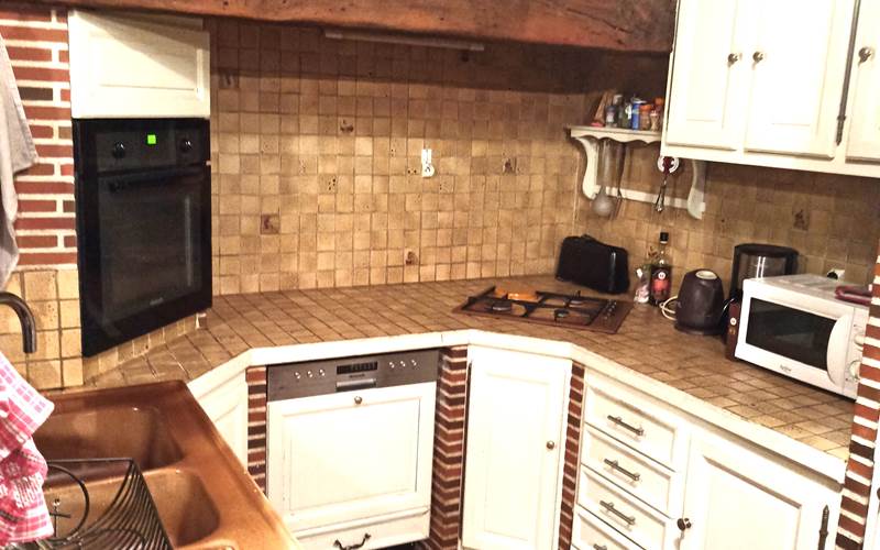 Four, micro-onde, lave vaisselle, réfrigérateurs, 3 feux gaz, cafetière