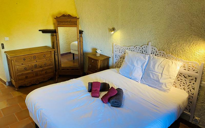 Mas Néoulous chambre n°4 gd lit 160 commode
