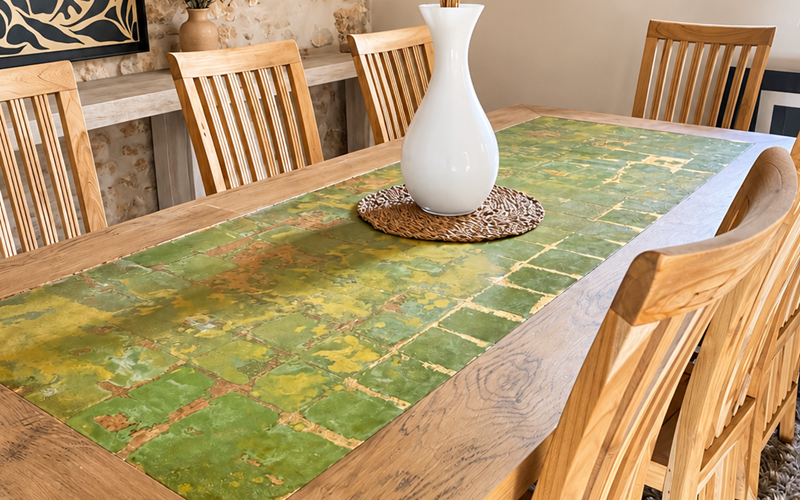 "Dans la maison d'hôtes, une grande table conviviale oû se retrouver et partager."