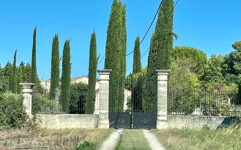 L'entrée du Mas des Perrines