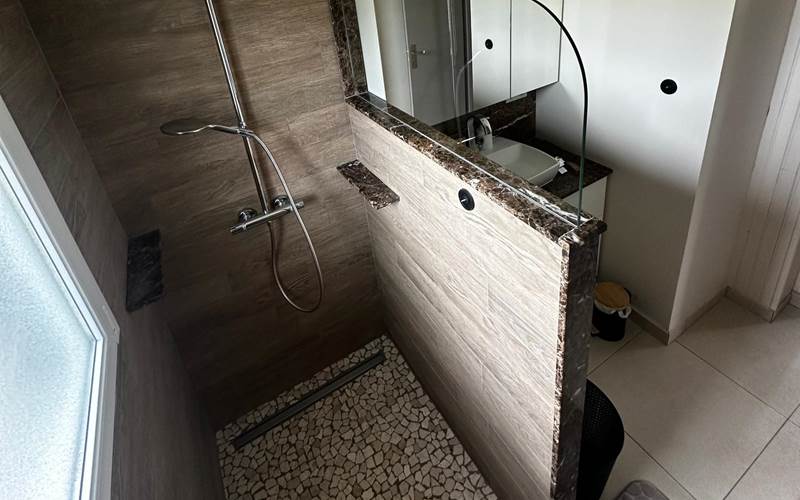Seconde salle de bain située au rez-de-chaussée.