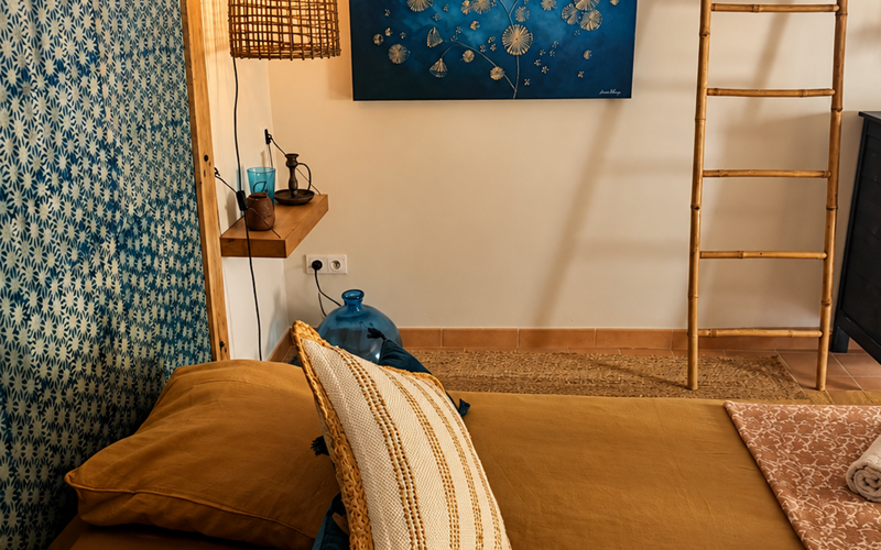 "L'art s'invite jusque dans les détails de la chambre Bleu de Céruléum, où matières naturelles et nuances de bleu composent une atmosphère singulière"."