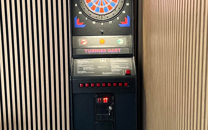 Borne de fléchette dans salle de jeux (en option)