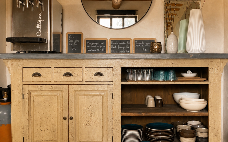 Au Mas des Perrines, chaque détail raconte l'esprit de la maison : authenticité, convivialité et douceur de vivre en Provence