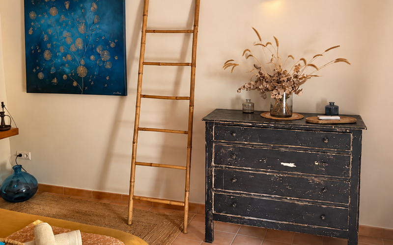 "Poutres anciennes, mobilier patiné et oeuvre aux nuances de bleu composent l'univers singulier de la chambre Bleu de Céruléum"
