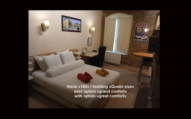 la pièce principale du studio, la literie 160 "queen Size" avec l'option grand confort en place.