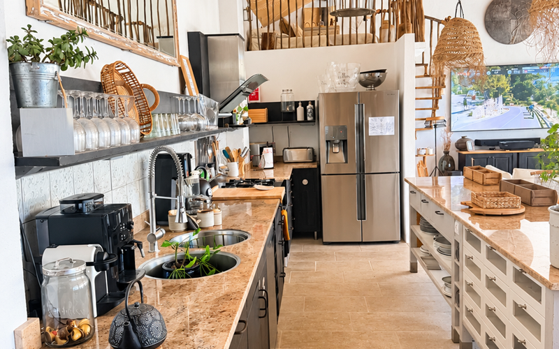 "Une cuisine entièrement équipée et généreuse, pensée pour vivre et partager la Provence comme à la maison"