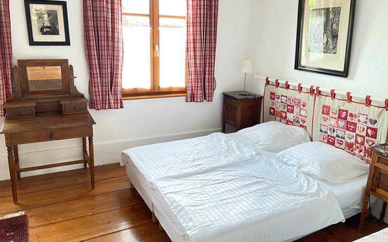 La chambre 3 personnes avec le traditionnel tissu kelsch