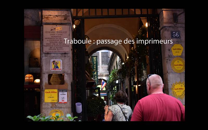 une traboule lyonnaise typique à quelques mètres du studio.