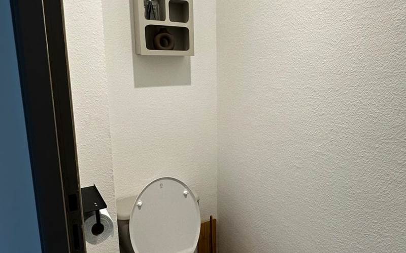WC indépendant situé au rez-de-chaussée.