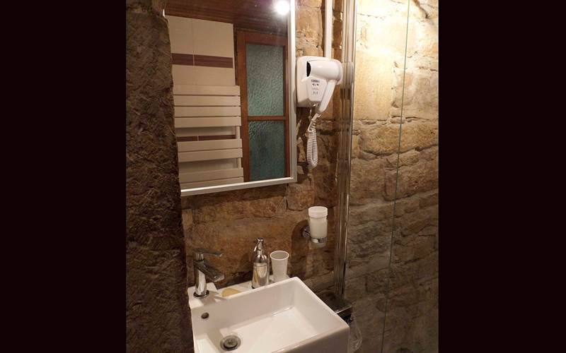 le lavabo avec un placard en dessous