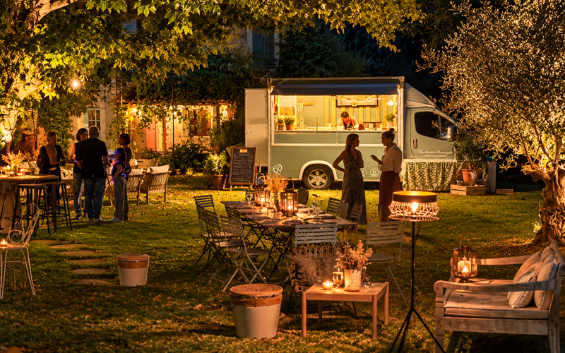 "Dans les jardins du Mas, chaque événement peut prendre une forme différente : ici un food truck installé au coeur de la propriété pour une soirée conviviale et décontractée".