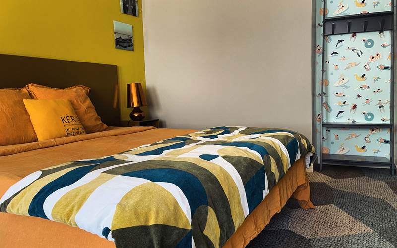 CHAMBRE VUE SUR COUR CANCALE. 25M2 AVEC SALLE DE BAIN PRIVATIVE