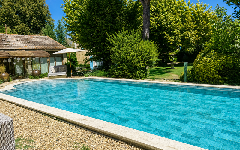 Entre piscine et jardin, l'esprit du Mas des Perrines