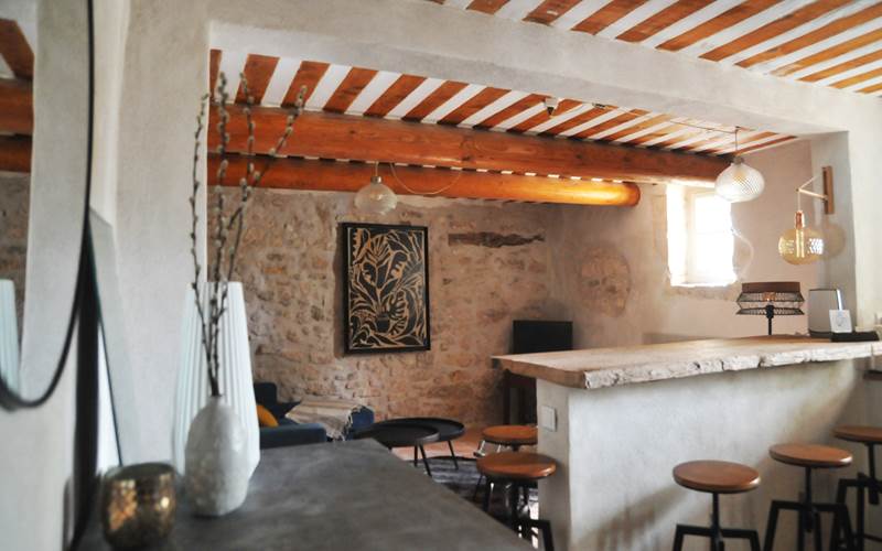 Les parties communes côté maison d'Hôtes avec Kitchenette, salon et table à manger