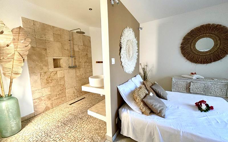 Les Ti Pêcheurs villa grise douche RDC