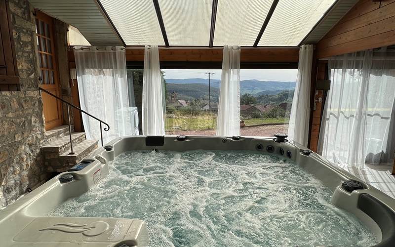 spa 6 places dans véranda qui remplace la piscine en hiver