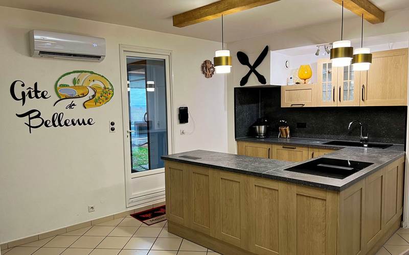 cuisine avec porte d'accès au bâtiment de piscine intérieure, spa et hammam