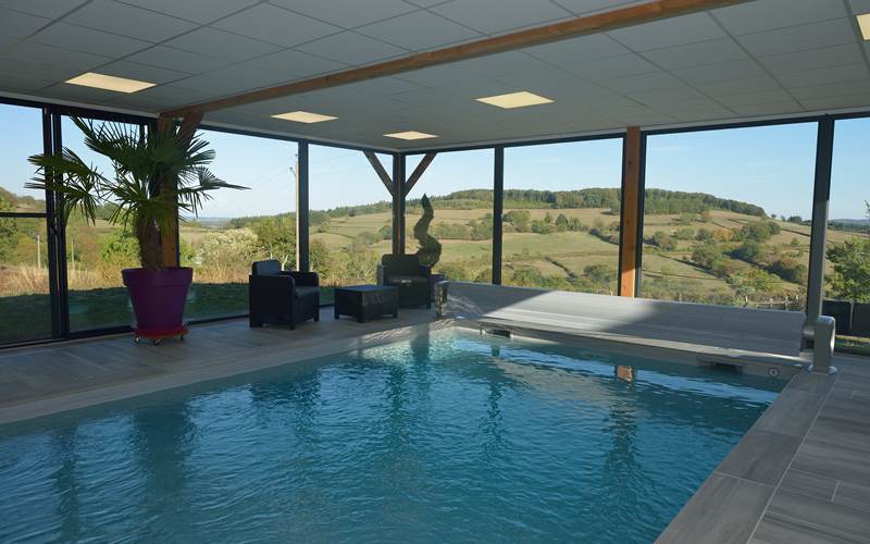 Piscine intérieure chauffée avec vue splendide sur la vallée