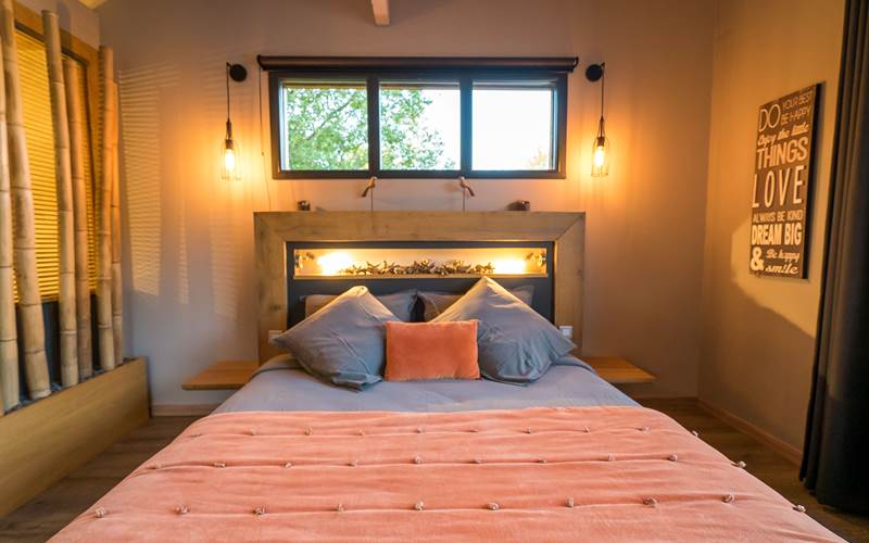 Lit en 160.  Draps lin-lavé. Couette coton bio.