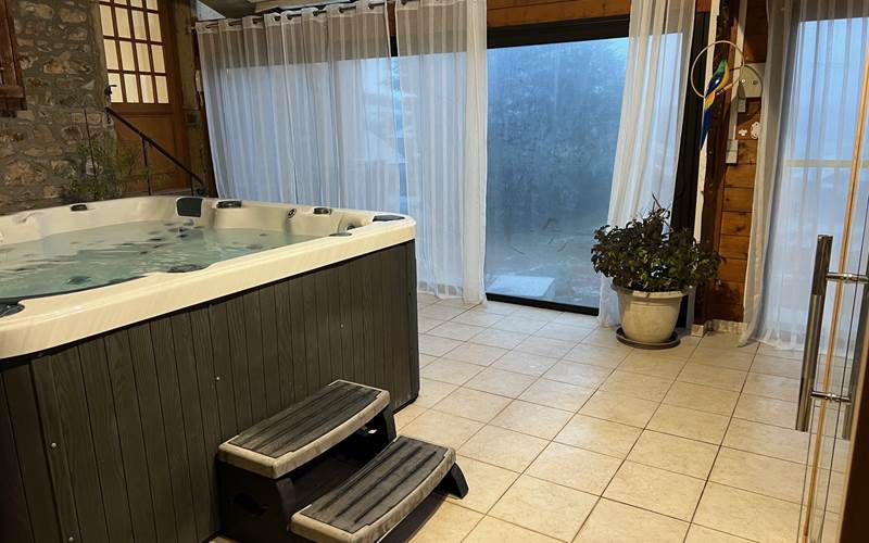 Espace bien-être dans véranda avec Spa (6 places) et Sauna