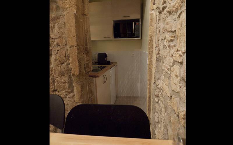 la cuisine équipée (avec les ingrédients de base pour cuisiner)