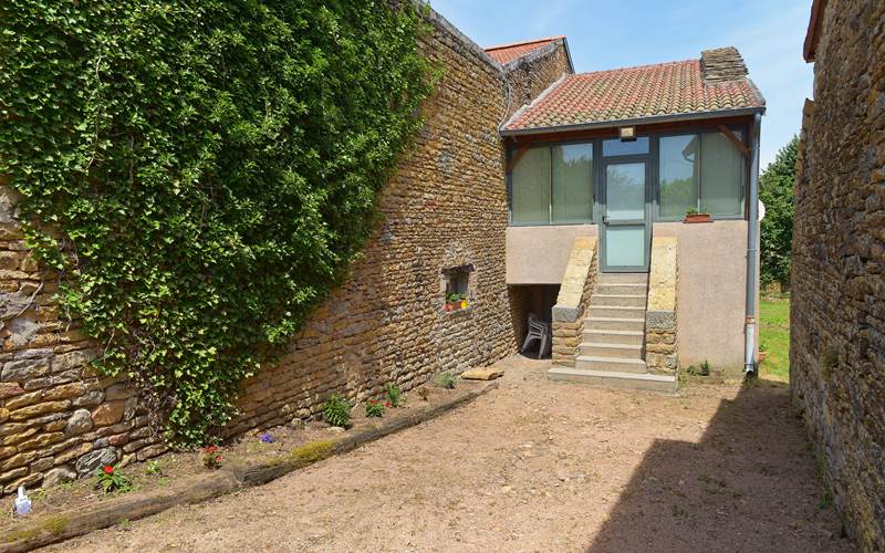 entrée indépendante dans la propriété via un portail automatique