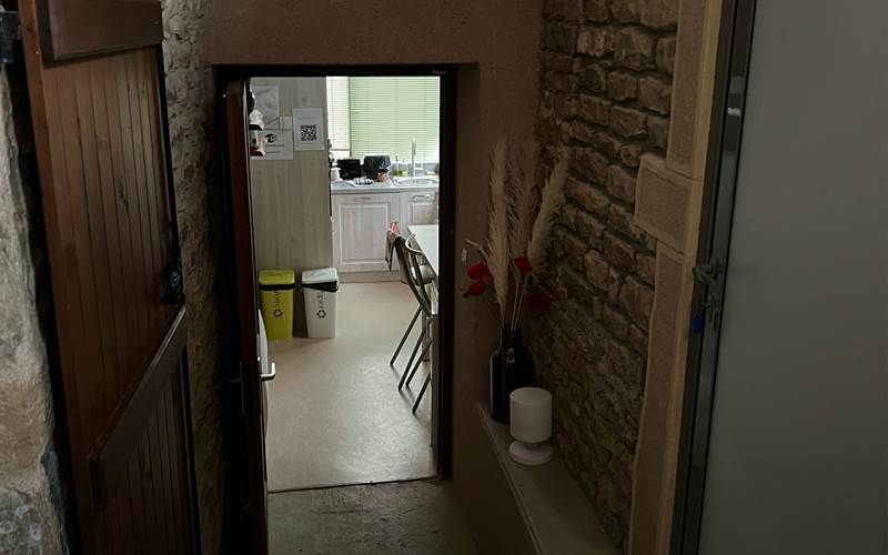 Accès à la piscine intérieure via la cuisine