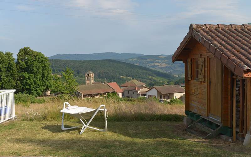 pelouse à côté de la piscine