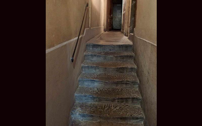 les premières marches de l'immeuble, qui date de 1720 environ.