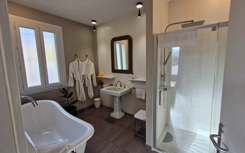 Salle de bain de la suite "Armenn"