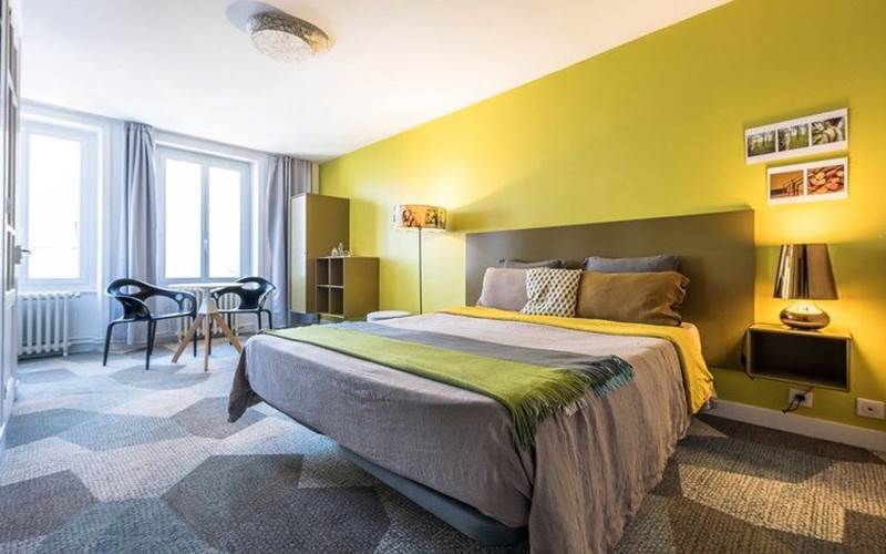 Chambre Lit Queen Size - vue sur cour