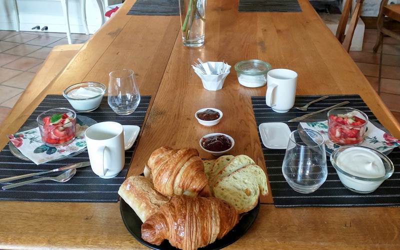 CHAMBRES-D'HÔTES-LE-PUITS-SAINTE-CLAIRE-Petit-Déjeuner