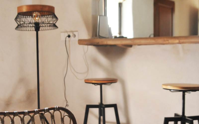 Les parties communes côté maison d'Hôtes avec Kitchenette, salon et table à manger