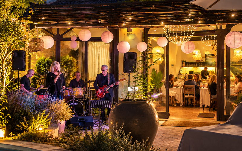 "Quand la musique s'invite au Mas, l'Orangerie et sa terrasse deviennent le décor de soirées uniques , à imaginer selon vos envies".