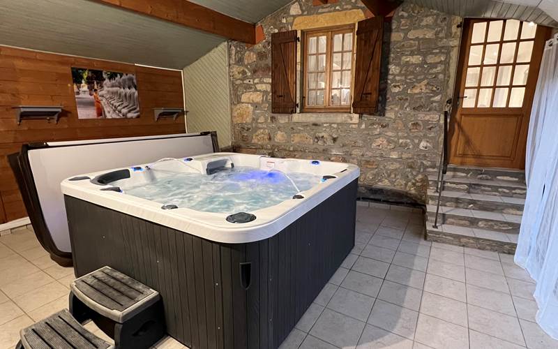 spa 6 places dans véranda qui remplace la piscine en hiver