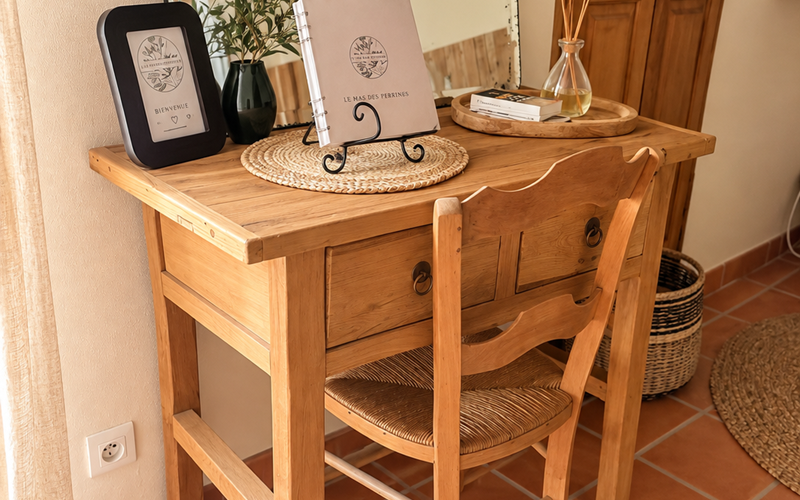 "Le petit bureau, un espace chaleureux dans l'esprit du Mas des Perrines"