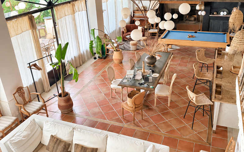 "Depuis la mezzanine, la suite de l'Orangerie dévoile ses volumes généreux et ses différents espaces de vie"