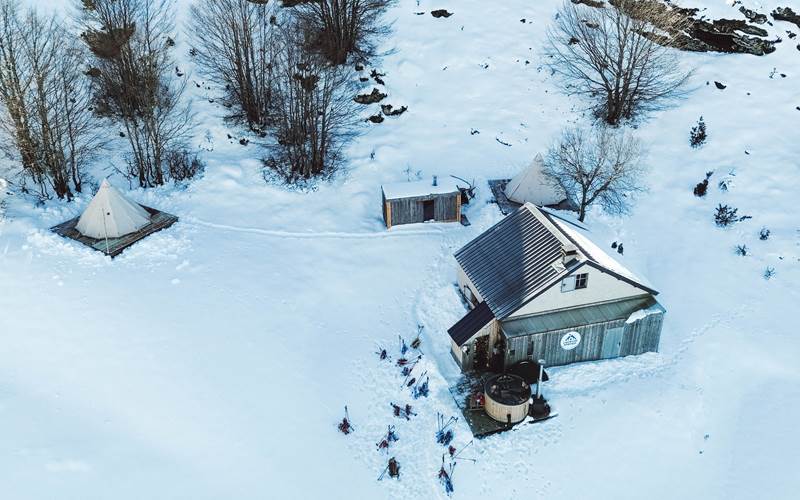 Cabane-Aventure-Nordique-Gourette-Pyrnes-photo-around